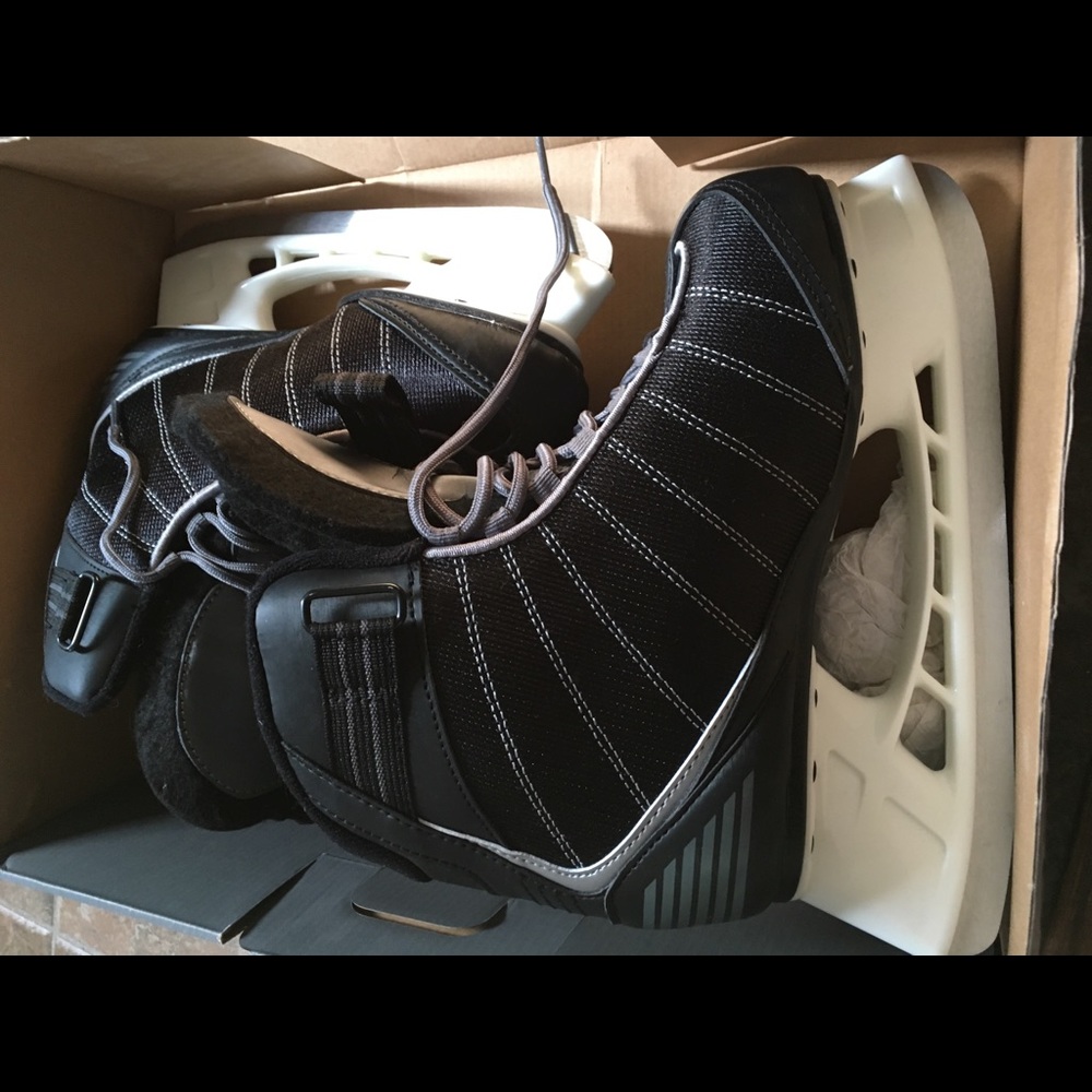 Men’s ice skates, never worn!
